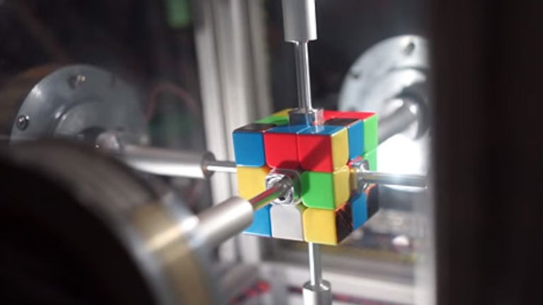 El hipnótico robot que es capaz de resolver el cubo de Rubik en medio segundo