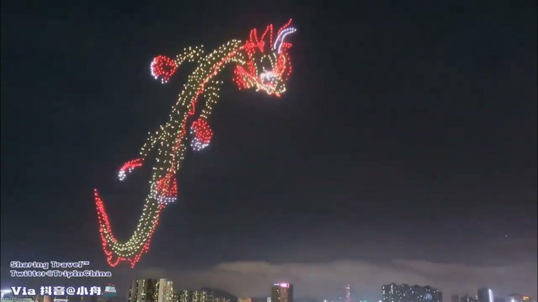 Un gigantesco dragón volador es el protagonista en esta espectacular exhibición de drones