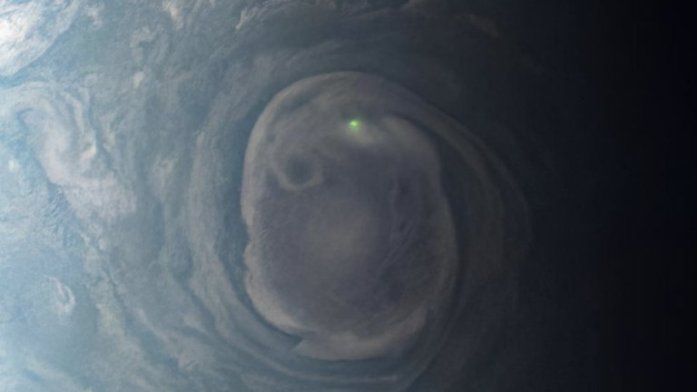 Ese destello verde es un increíble relámpago que la NASA ha fotografiado durante una tormenta en Júpiter