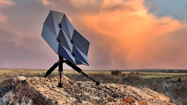 Un panel solar plegable que cabe en una mochila, la fuente de energía portátil definitiva