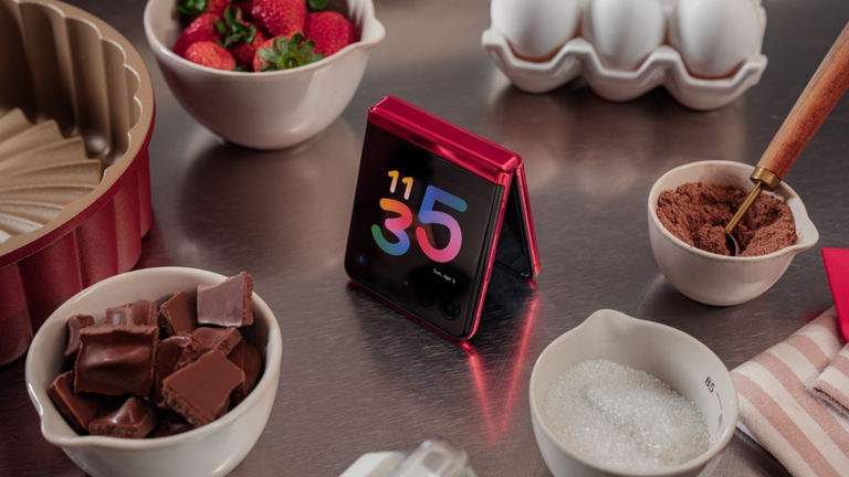 Motorola se une a la fiesta de los móviles plegables: así es el nuevo y espectacular Razr 40