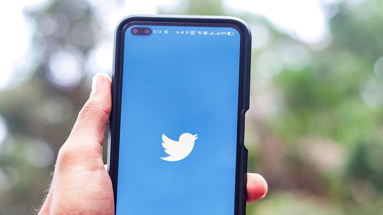 Los tweets generados con IA pueden ser más convincentes que los que escribe una persona real