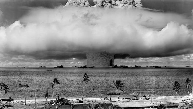 Qué diferencias hay entre una bomba nuclear y una bomba atómica