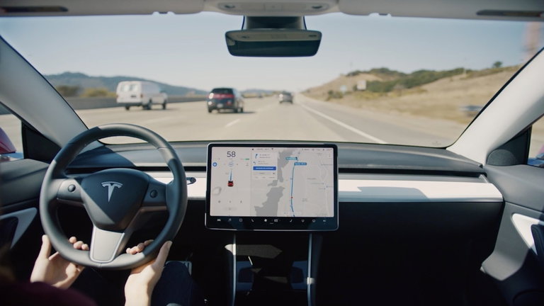Un hacker experto en Tesla descubre el "Elon Mode", una versión ilimitada de la conducción autónoma
