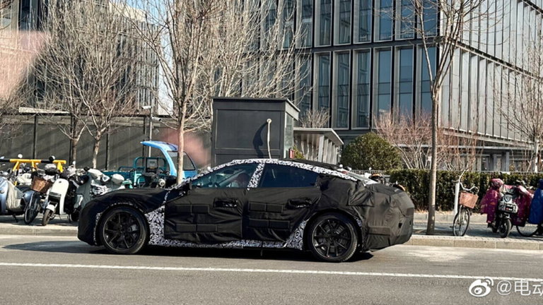Así de misterioso se ve el coche eléctrico de Xiaomi circulando por las calles de china