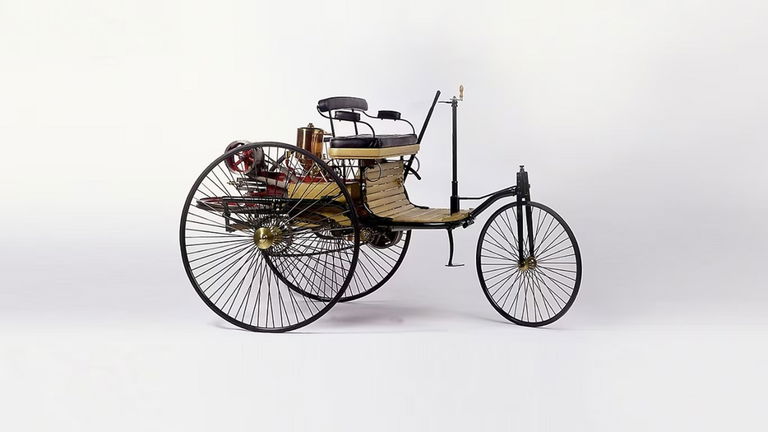 Tres ruedas, sin volante y con forma de carroza. Así era el primer automóvil de gasolina de la historia