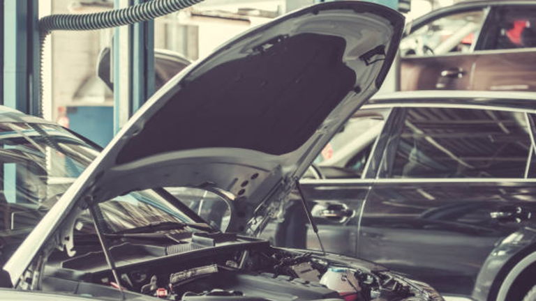 El coche no arranca o tarda en hacerlo: problemas más comunes y posibles soluciones