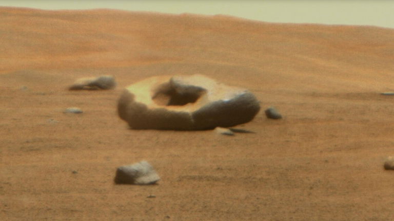 Te va a entrar hambre: el rover Perseverance de la NASA nos descubre un donut y un queso en Marte