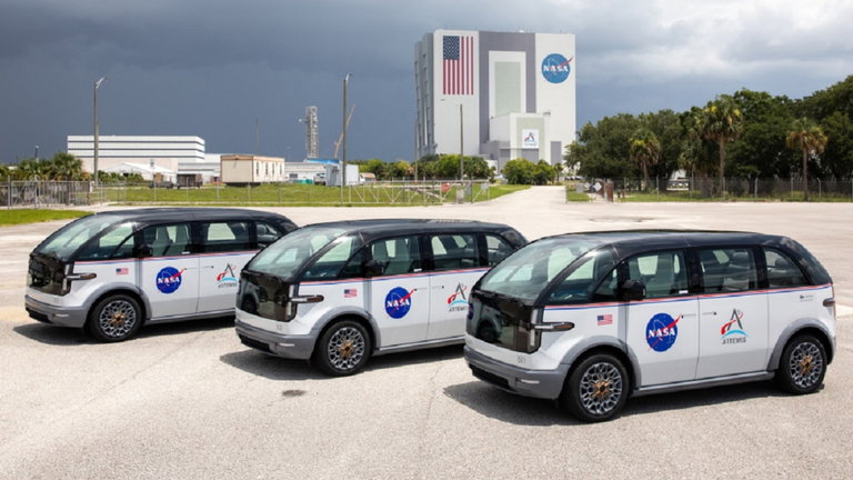 Así son los coches eléctricos personalizados con los que la NASA transporta a sus astronautas