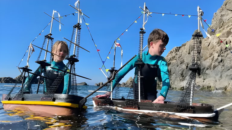 Son hermanos, están motivados y quieren circunnavegar la Antártida con estos dos pequeños barcos a escala