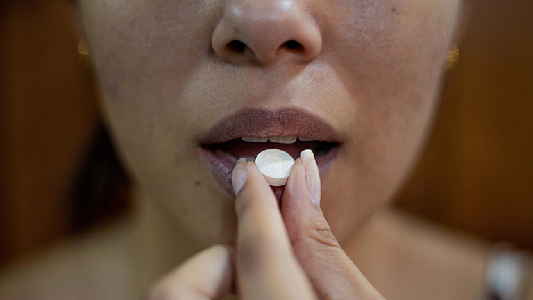 Unos científicos logran crear ibuprofeno a partir de residuos de papel: así es como lo han logrado