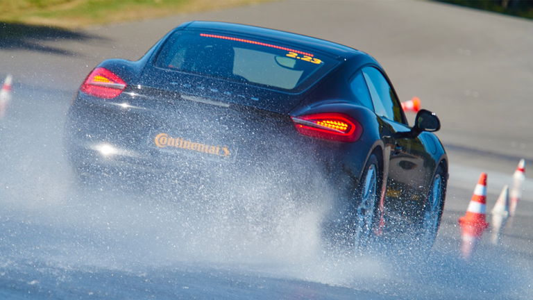 Cómo evitar el aquaplaning y qué hacer en caso de que suceda