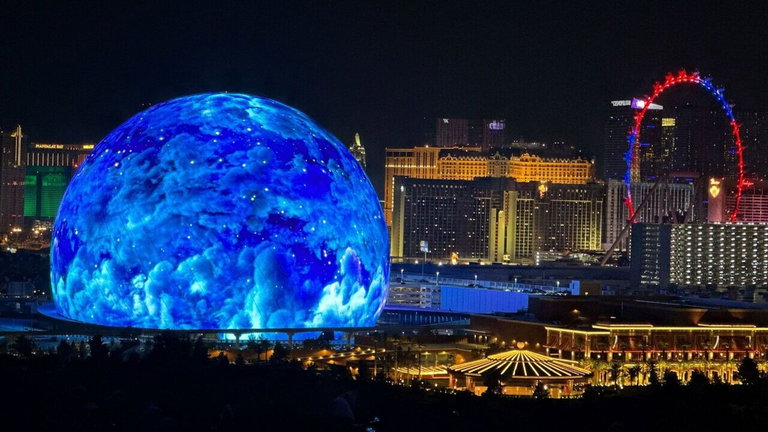 Así luce por primera vez la increíble esfera lumínica que ha sido instalada en Las Vegas