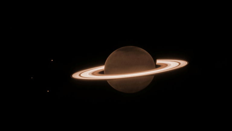 La NASA publica una espectacular imagen de Saturno y sus lunas