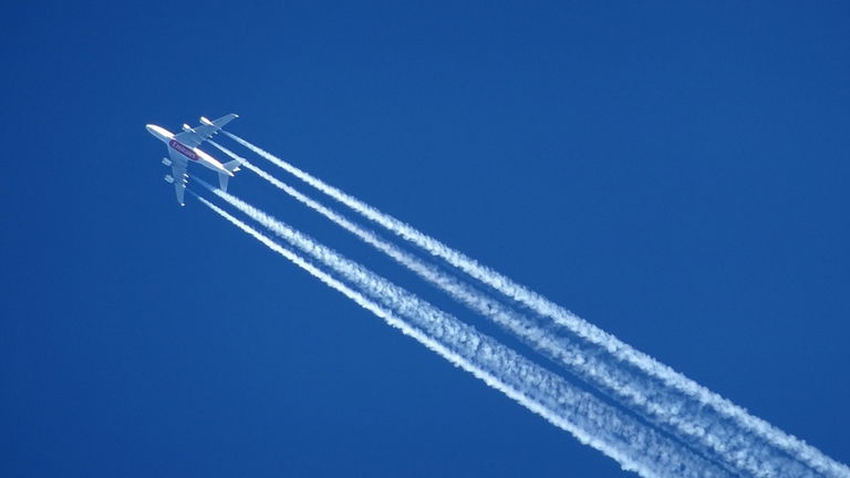 Por qué los aviones dejan una estela blanca