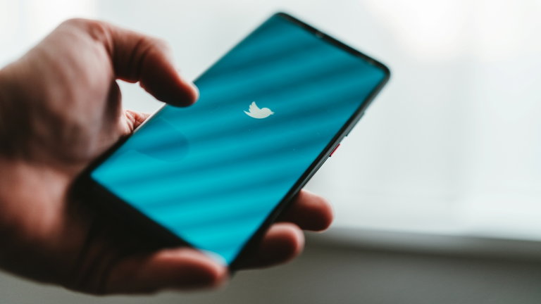 Twitter continúa demoliendo su prestigio: ahora bloquea la aparición de tuits en el buscador de Google