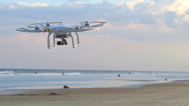 Los tiburones ya no serán un problema para los bañistas: Estados Unidos ha puesto drones a vigilar las playas