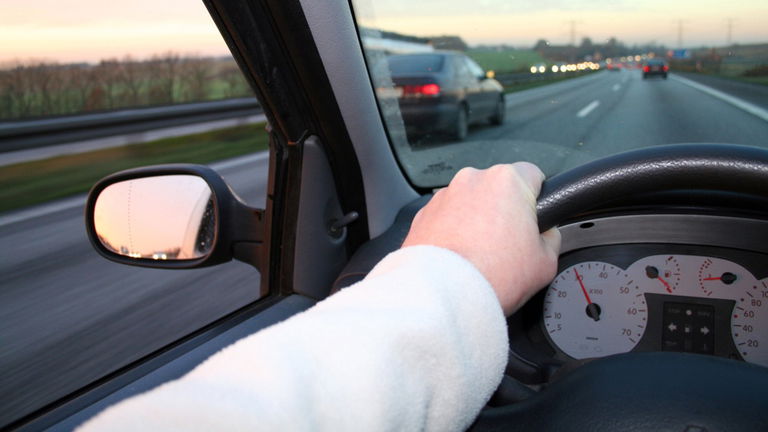 Cuándo se puede adelantar por la derecha a un coche