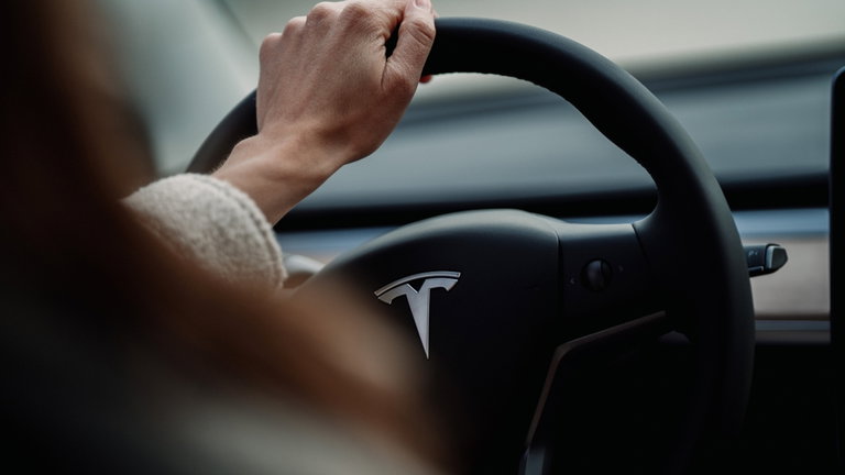 Elon Musk en problemas: investigan un posible fallo en la dirección asistida del Tesla Model 3 y Model Y