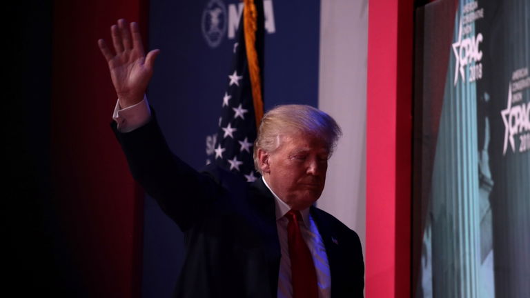 Donald Trump regresa a la red social X con la foto policial del día de su arresto