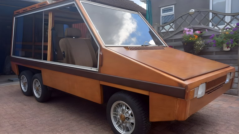 Este es uno de los coches más bizarros jamás subastados: tiene forma de caja y es por completo de madera