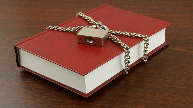 Un distrito escolar estadounidense ha encontrado una nueva función para ChatGPT: decidir qué libros prohibir