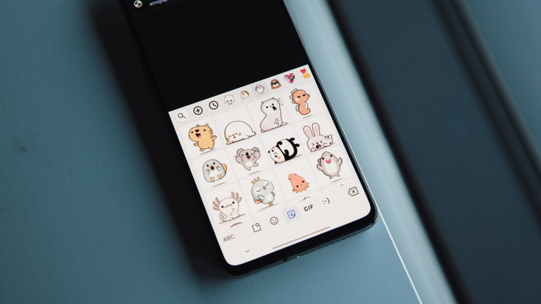 WhatsApp empieza a enseñar cómo es la generación de stickers mediante IA