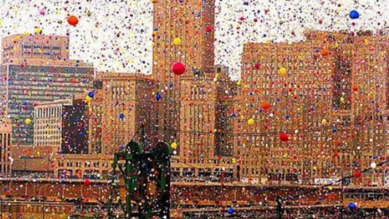 Una ciudad estadounidense vivió el apocalipsis después de soltar más de un millón de globos de colorines