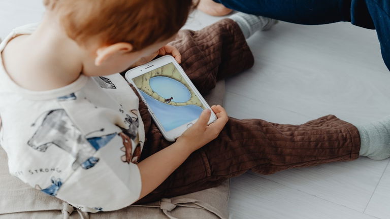 Un máximo de dos horas al día: China quiere limitar la utilización de teléfonos inteligentes a los niños