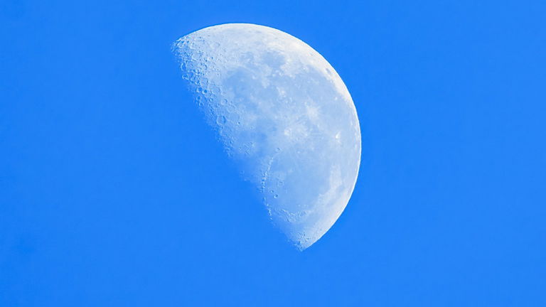 Por qué a veces se ve la luna de día y otras veces no se ve