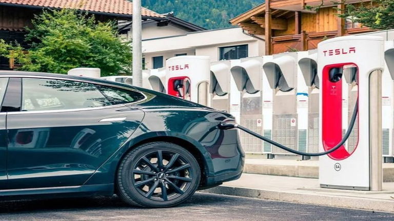 Tesla lanza un cargador universal que sirve para cualquier coche eléctrico sin importar la marca