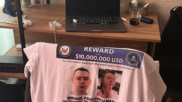 Es uno de los hackers más buscados por el FBI y ahora se ríe de la agencia norteamericana en la red social X