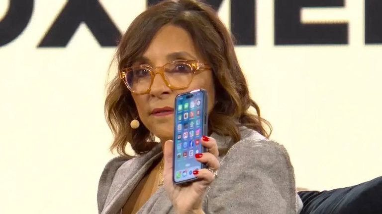 La CEO de X muestra la pantalla de inicio de su iPhone y no hay ni rastro de la app de la empresa que dirige