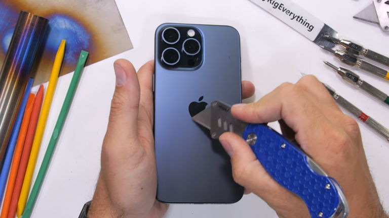 Una de las primeras pruebas de durabilidad del iPhone 15 Pro Max muestra algo inaudito del terminal de Apple