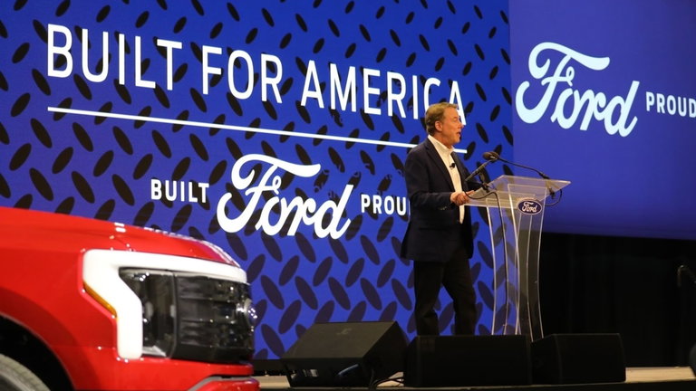 Mazazo a la industria del coche eléctrico: Ford detiene la actividad en una importante fábrica de baterías