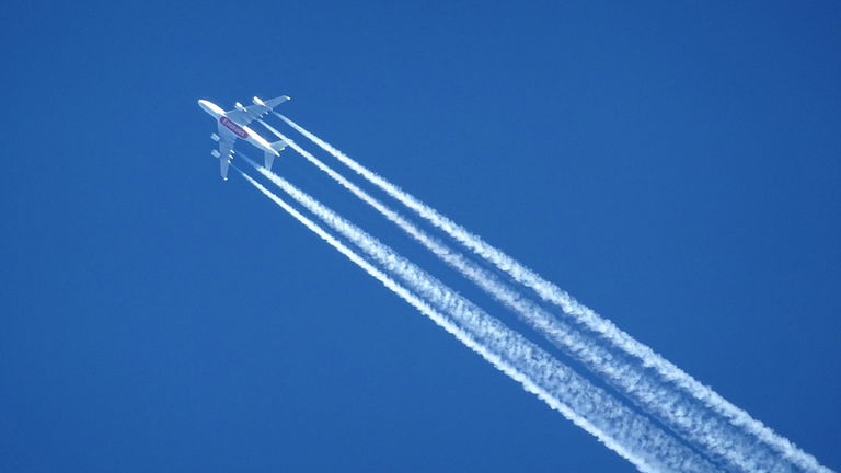 Cuánto contamina un avión y cómo se pueden reducir sus emisiones