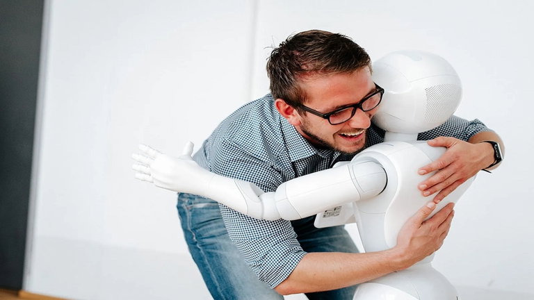 Llegan los robots expertos en emociones humanas. Hablan muchos idiomas y te pueden pedir abrazos