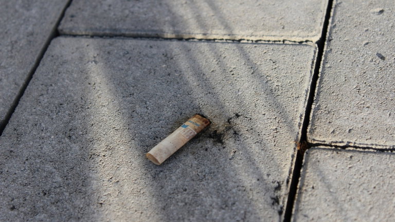 Las aceras del futuro podrían estar pavimentadas con cigarrillos
