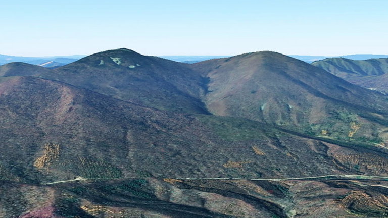 Parecía una formación geológica extraña, pero resulta que un meteorito había partido a esta montaña en dos