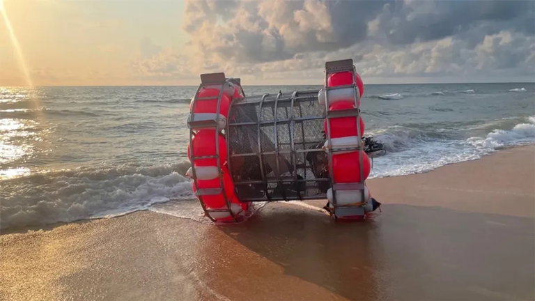 La policía detiene a un hombre tras pretender cruzar el Atlántico con un barco en forma de bola de hámster