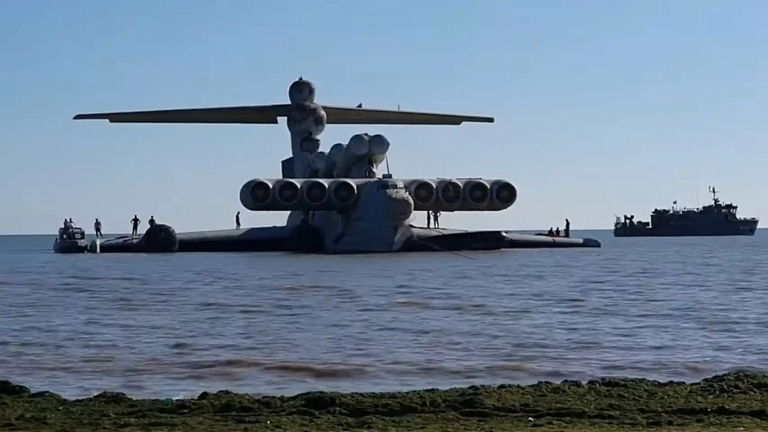 Medía 90 metros, lanzaba misiles y era una mezcla entre avión y barco: conoce al Ekranoplano soviético