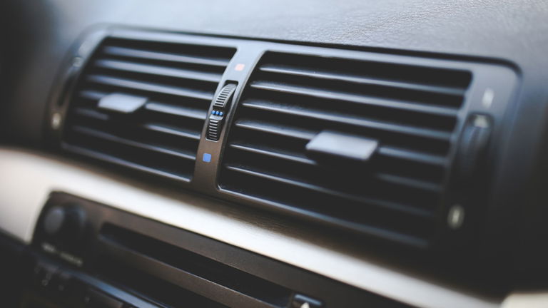 Por qué huele mal el aire acondicionado del coche