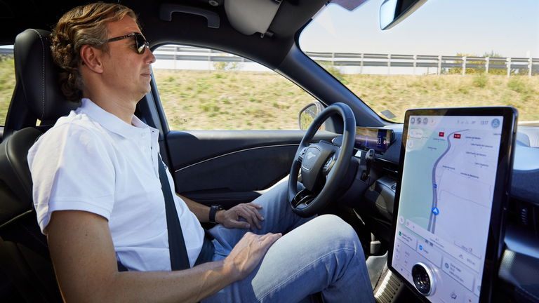 Ford es el primer fabricante que ofrece un coche en España que se puede conducir sin manos al volante