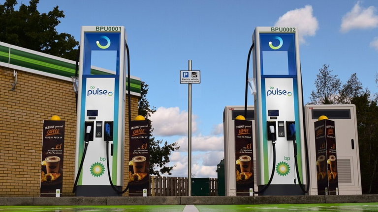 La petrolera BP le compra a Tesla algunas estaciones Supercharger para impulsar su modelo de negocio eléctrico
