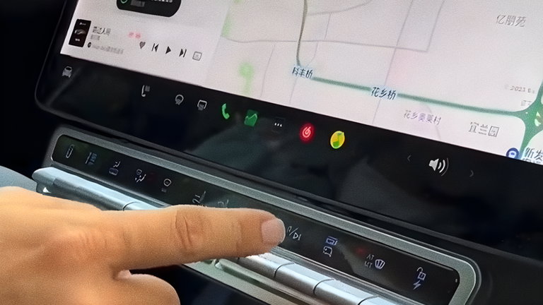 Tesla presume de coches sin botones y este usuario chino le añade un buen puñado de ellos