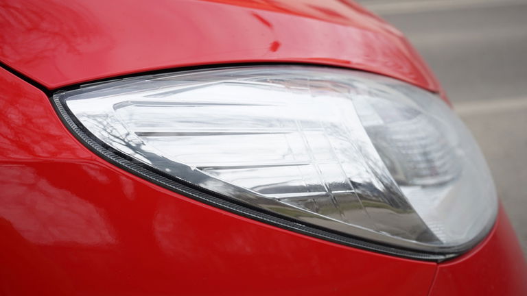 6 formas de limpiar y pulir los faros del coche para que queden perfectos