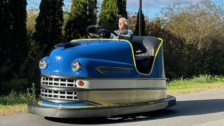 Empezó a construir un vehículo en su casa y ha acabado fabricando el coche de choque más grande del planeta