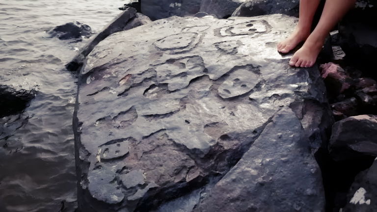 Misteriosos rostros hechos en piedra aparecen en el Amazonas tras la gran sequía que padece la zona