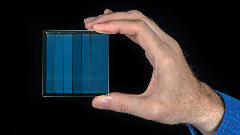 El futuro del almacenamiento de datos son estas placas de vidrio de Microsoft que duran 10.000 años