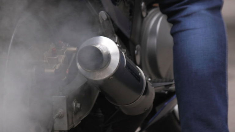 ¿Tu moto echa mucho humo? A qué puede deberse y cómo solucionarlo